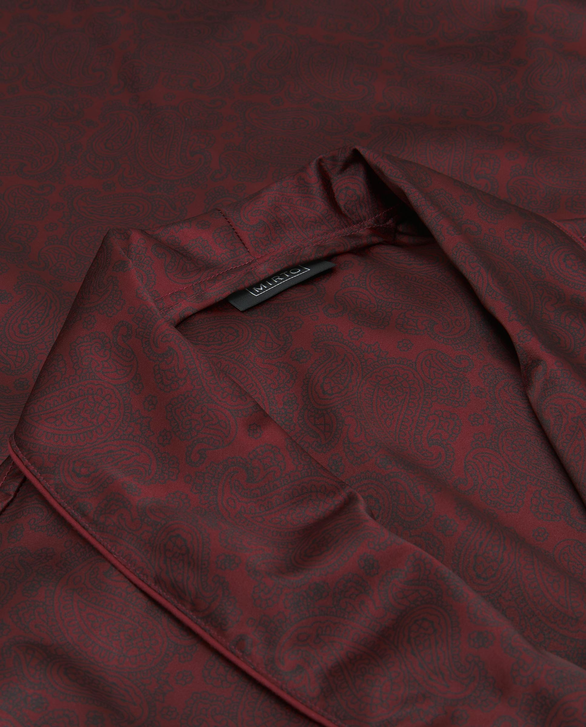 Bata cruzada roja satinada estampado paisley - Image 5