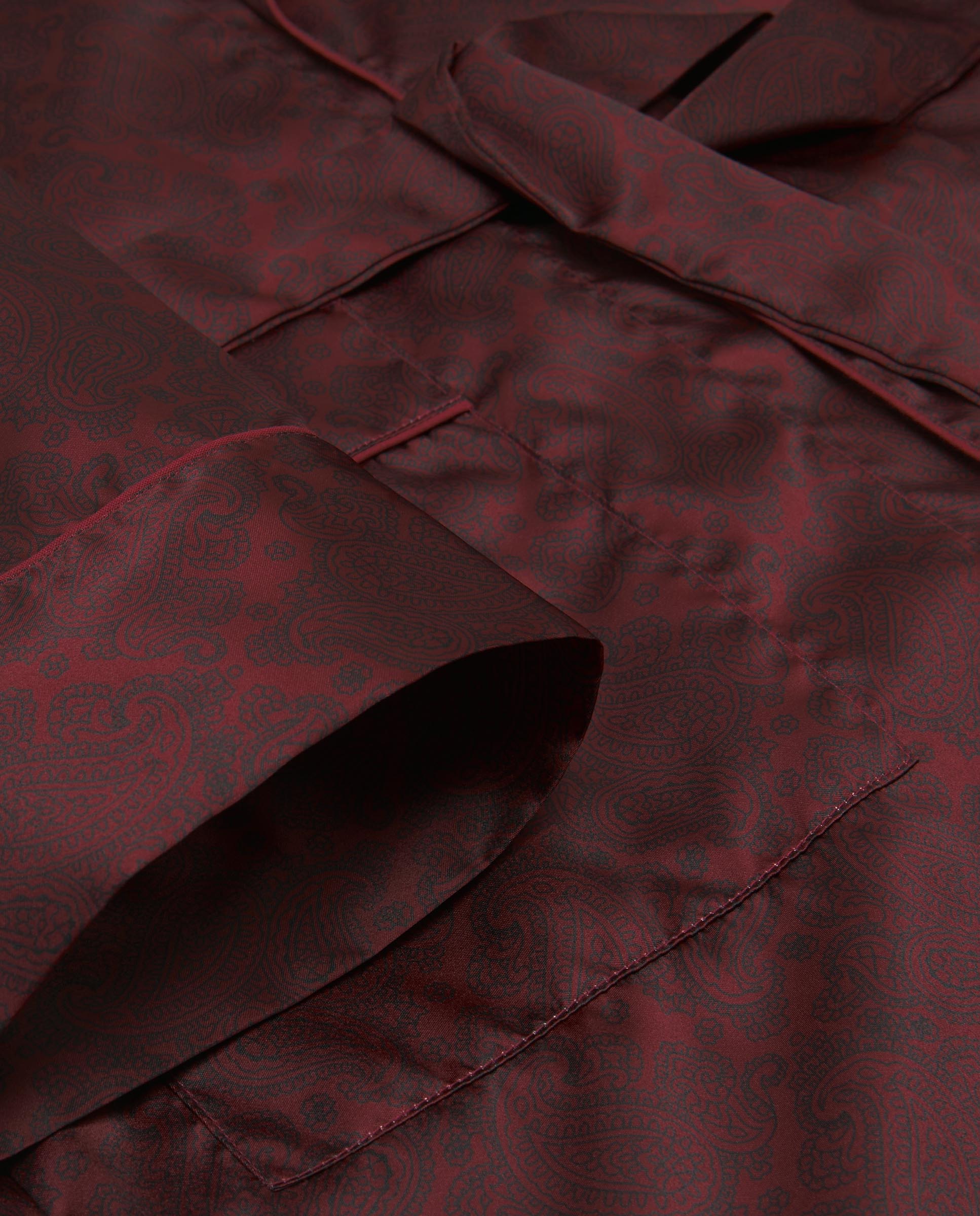Bata cruzada roja satinada estampado paisley - Image 6