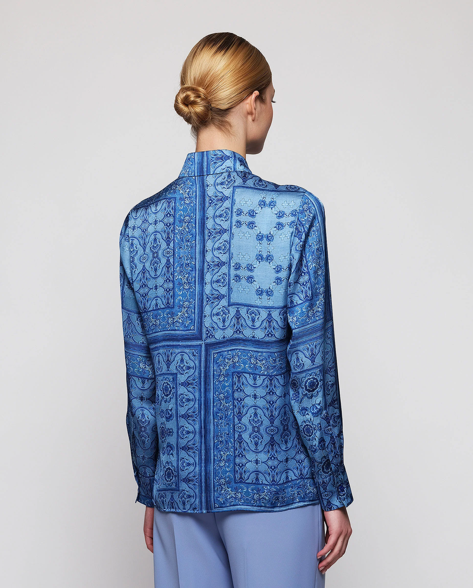 Blusa azul estampado cuadros florales - Image 2