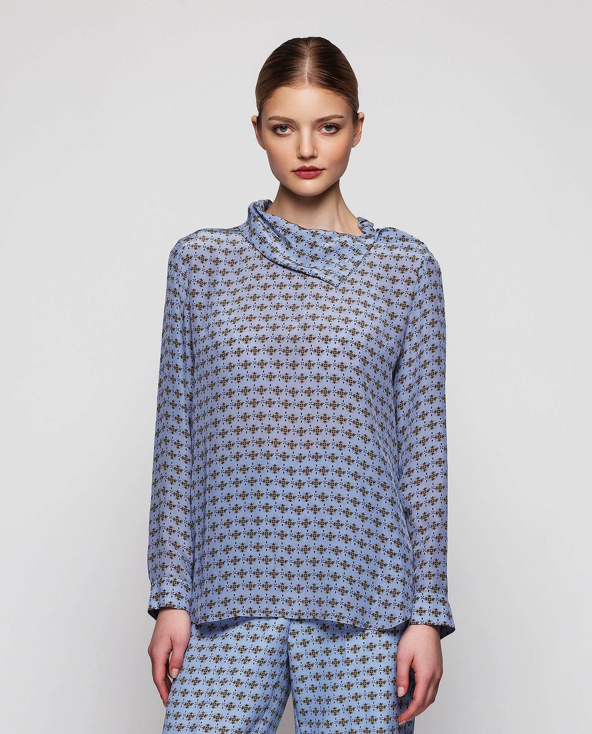 Blusa azul estampado geométrico