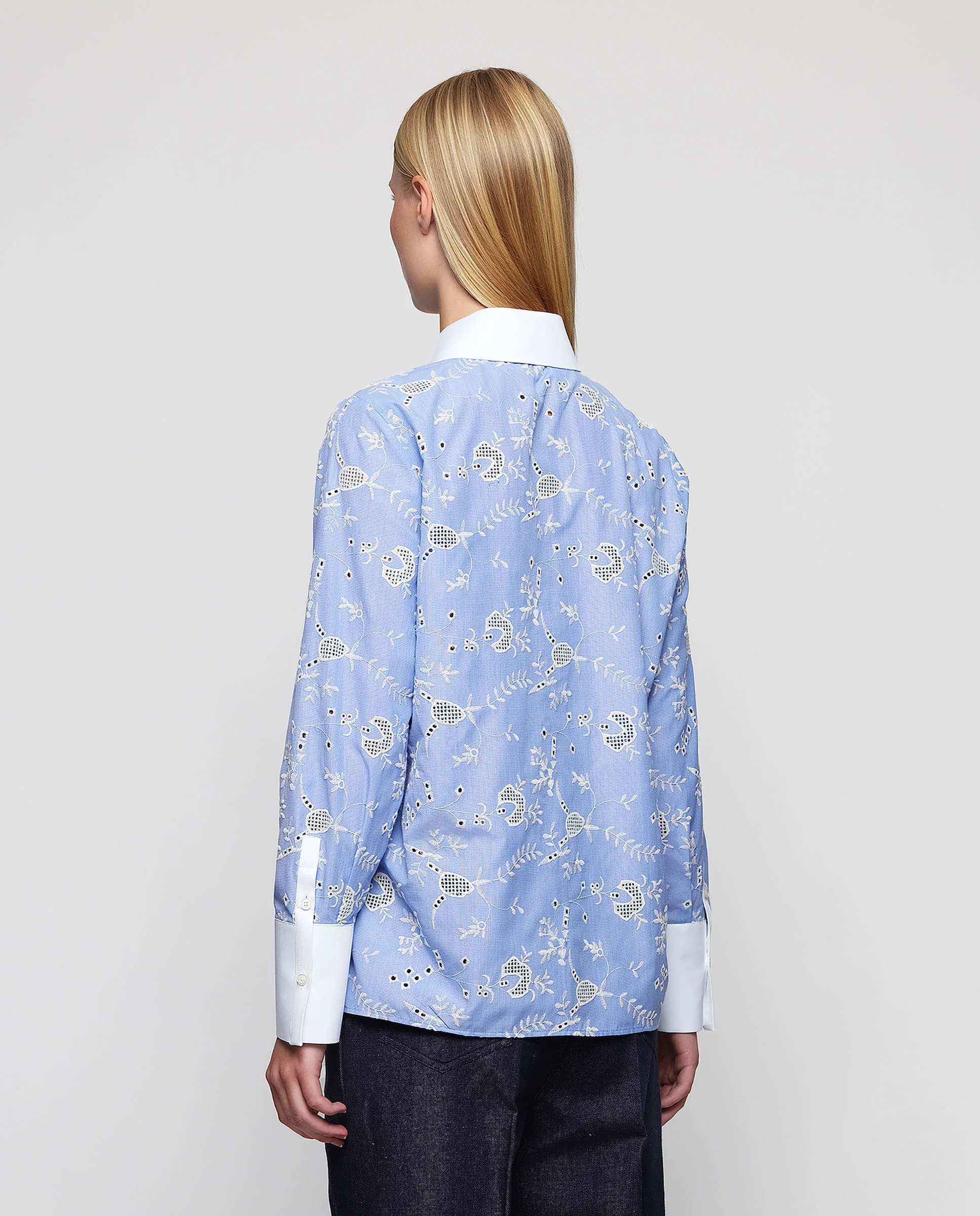 Camisa azul bordada con apliques blancos - Image 2