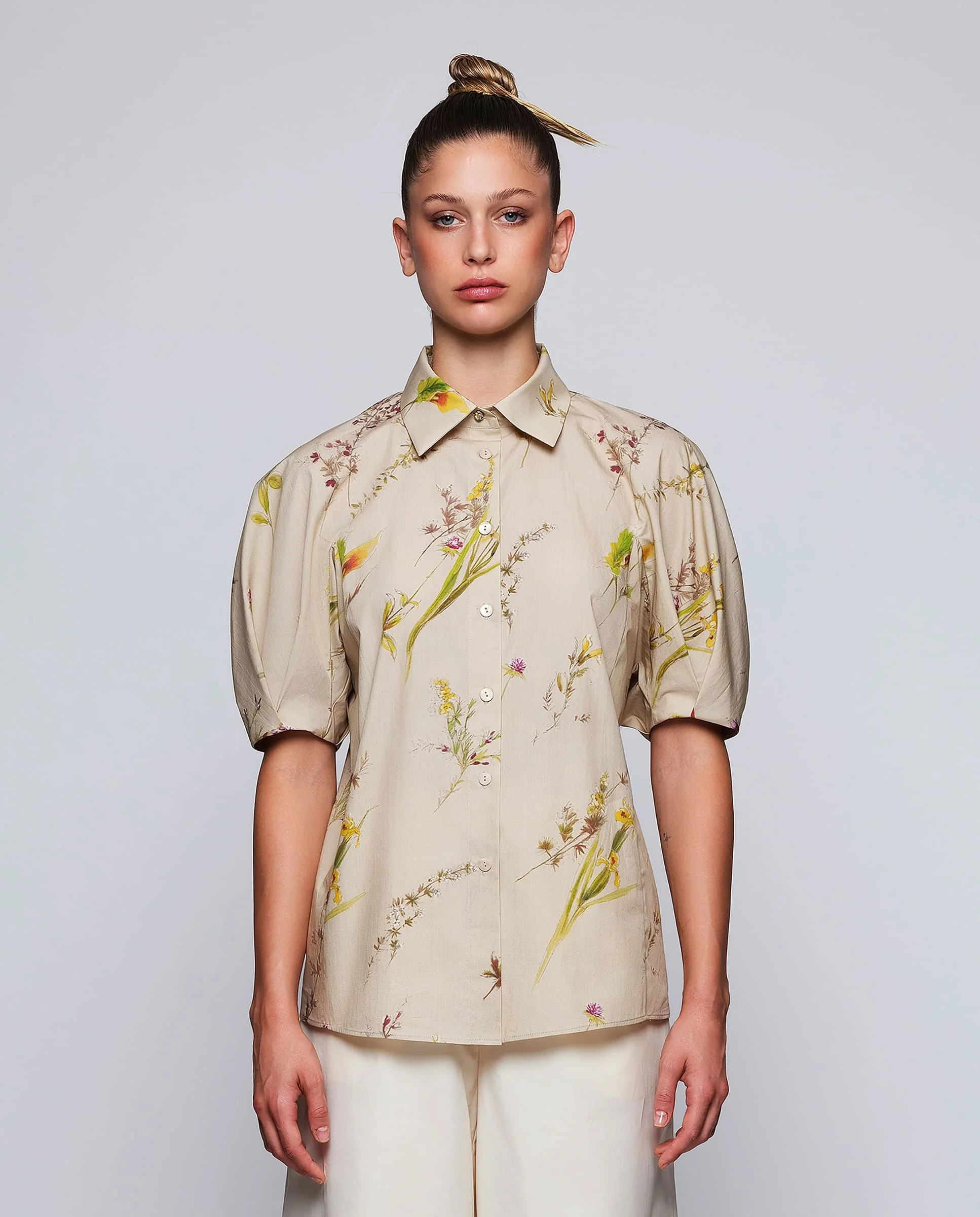 Camisa beige estampado floral algodón