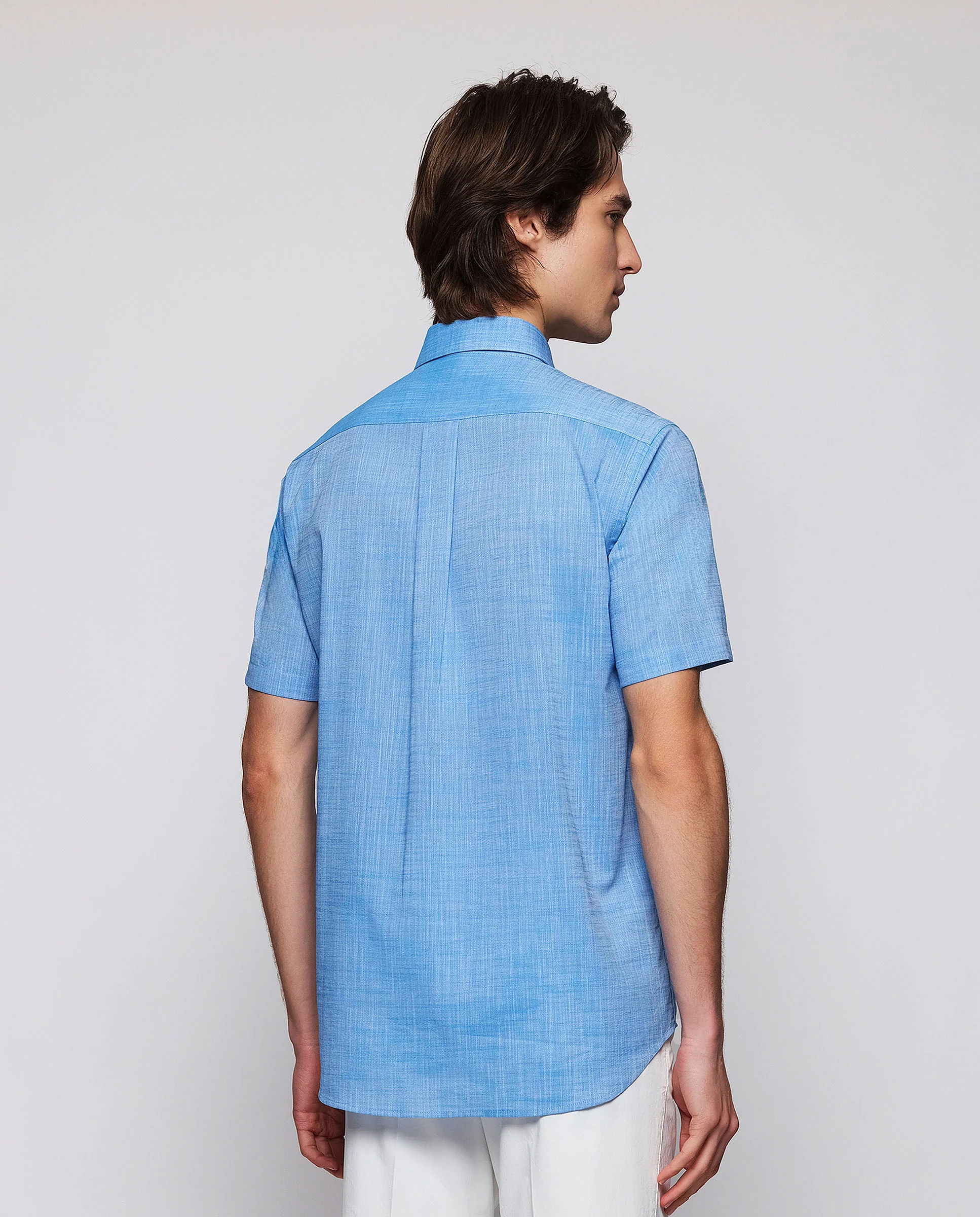 Camisa casual manga corta azul detalles geométricos - Image 3
