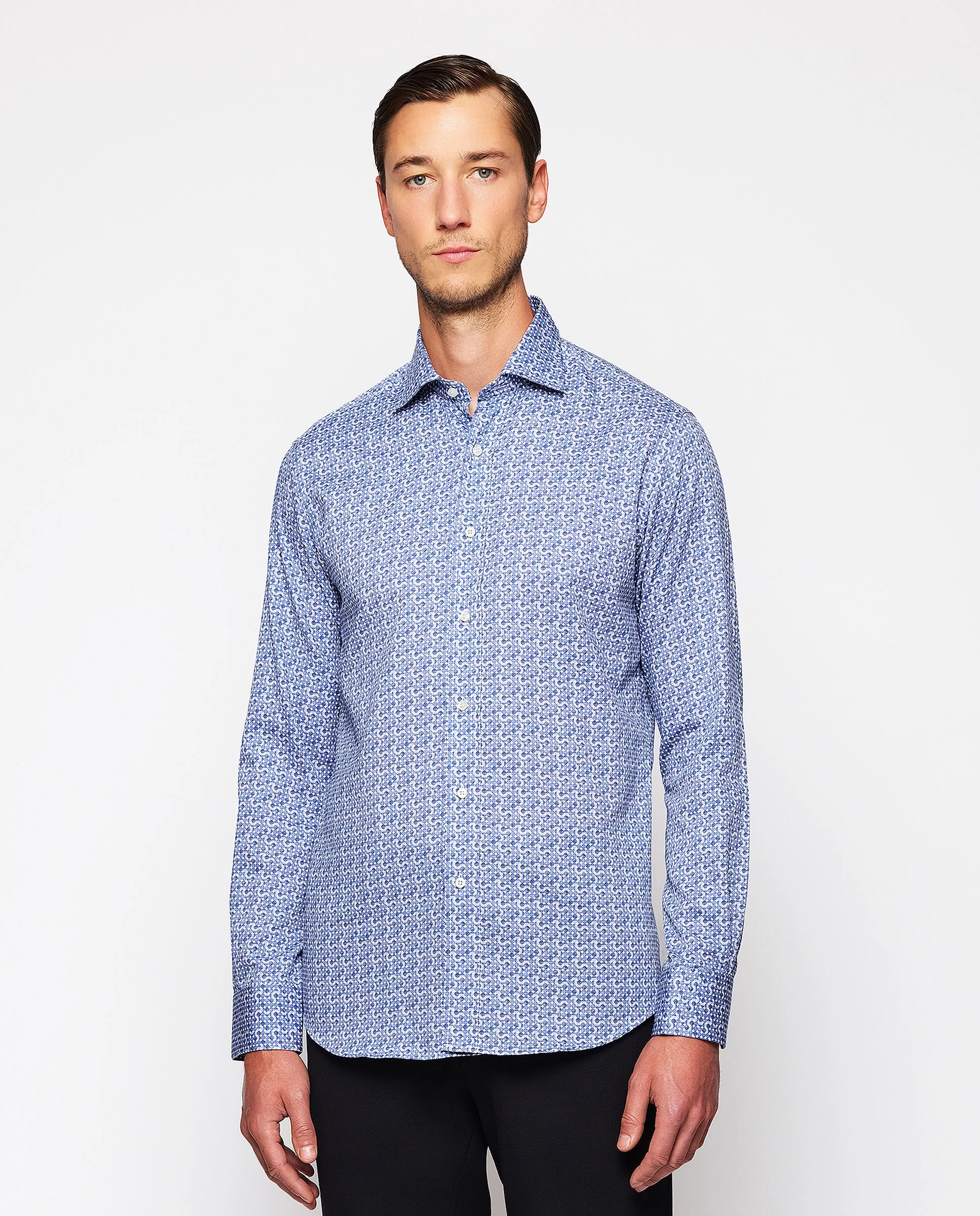 Camisa casual motivos geométricos azules - Image 2