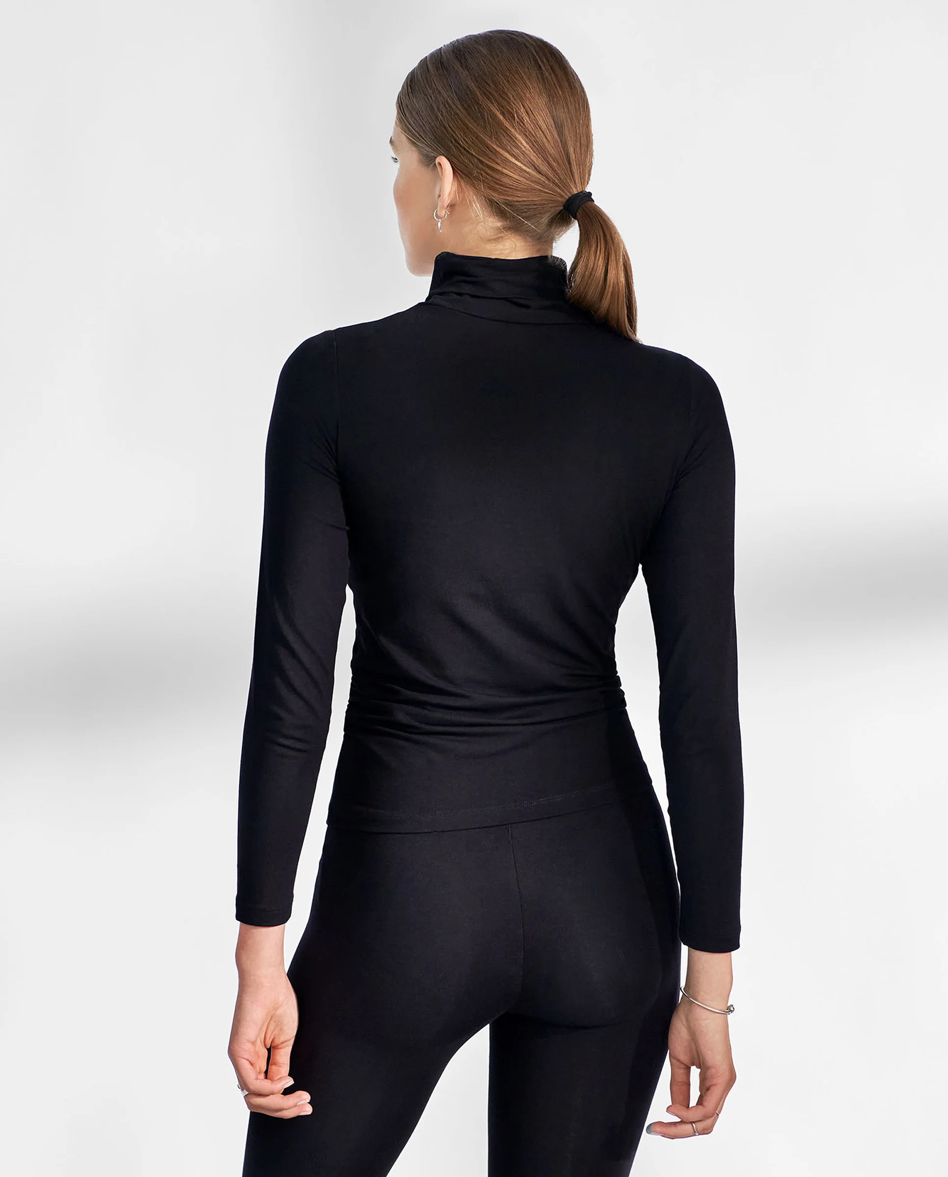Camiseta modal elástico cuello alto negra - Image 3