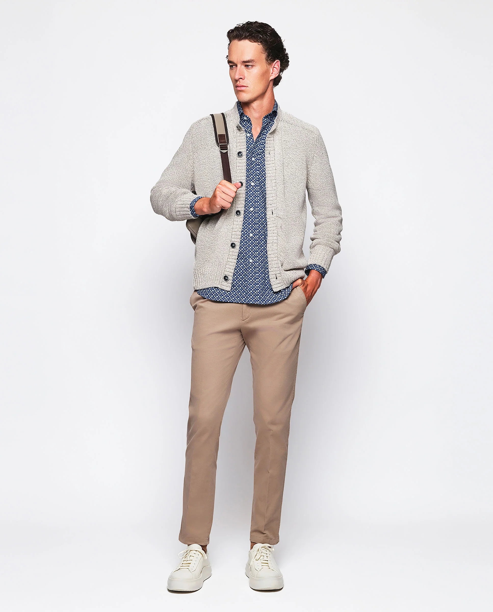Chaqueta de punto beige con botones - Image 4