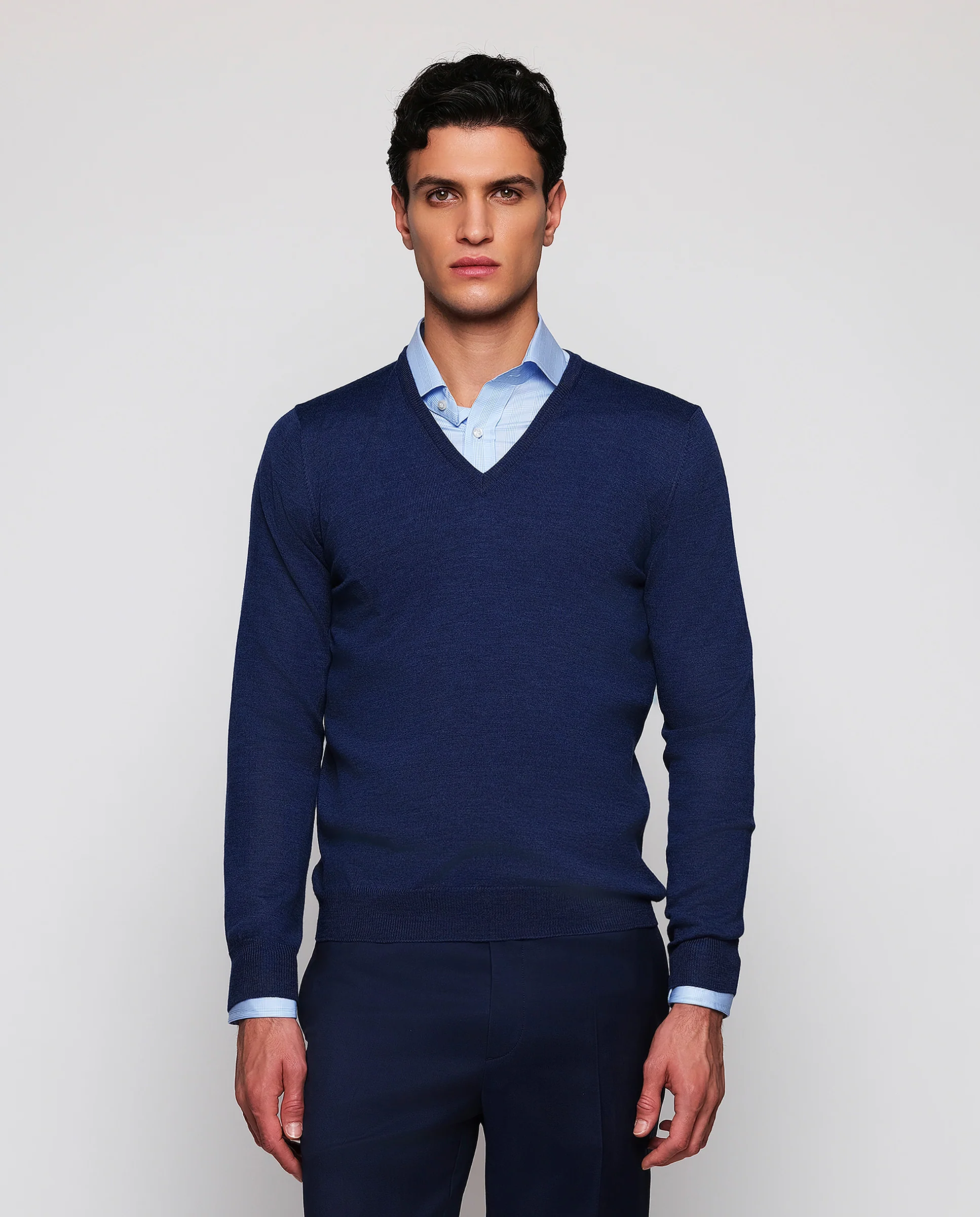 Jersey cuello V azul de lana merino extrafina - Image 2