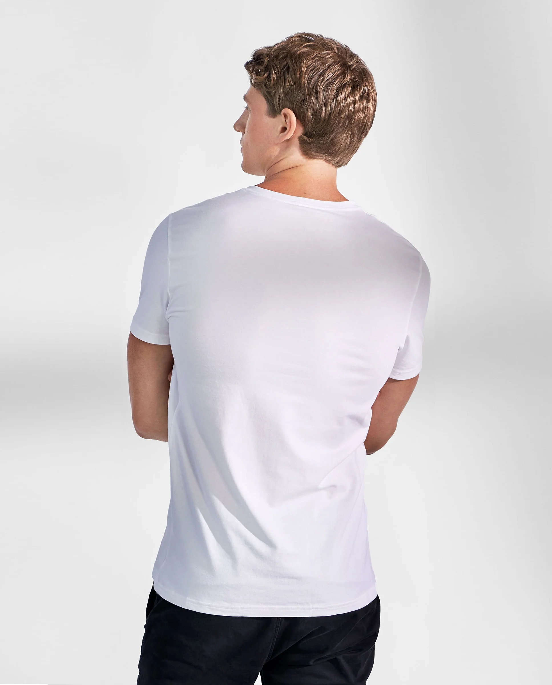 Pack 2 camisetas elásticas cuello pico blanco - Image 3