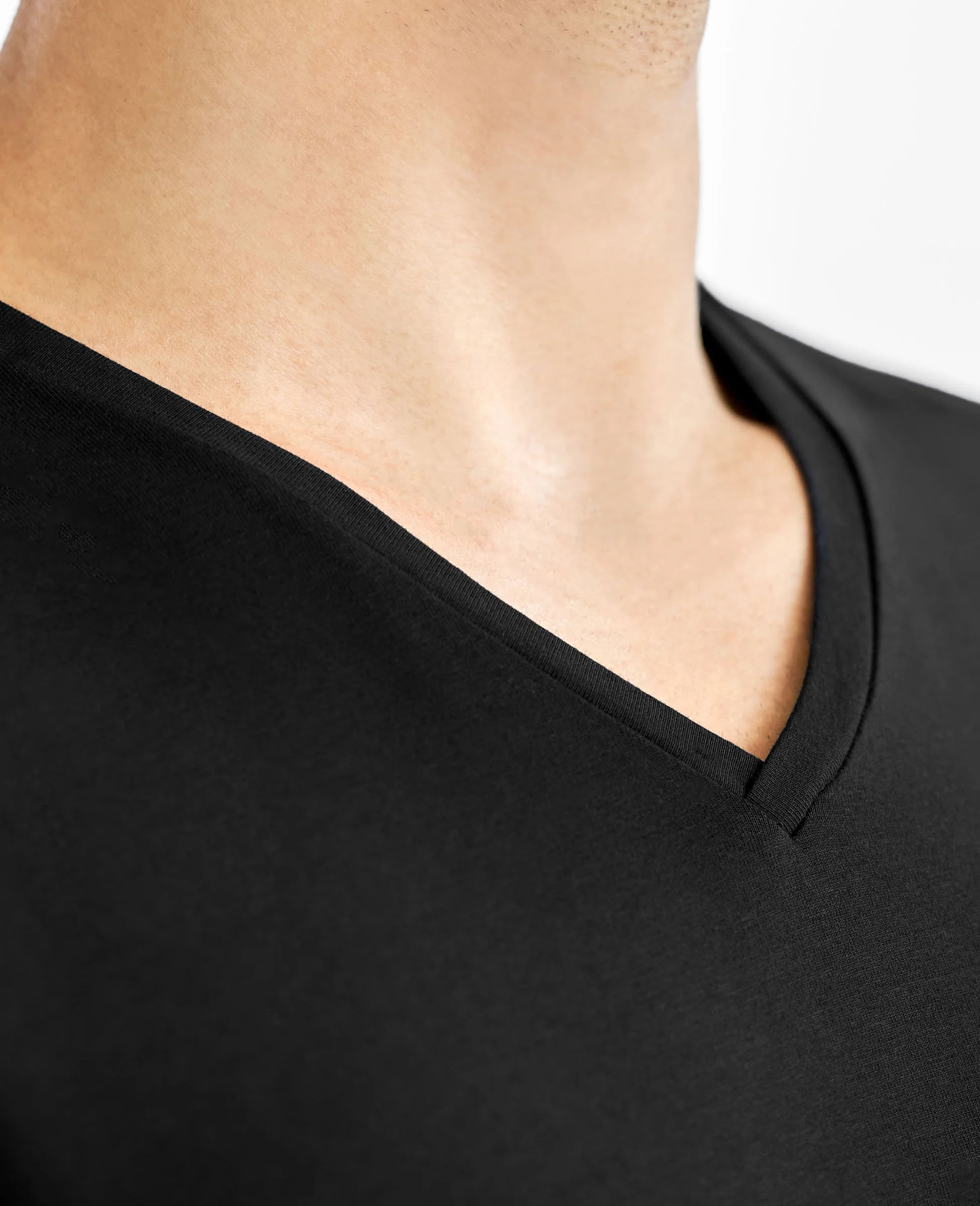 Pack 2 camisetas elásticas cuello pico negro - Image 4