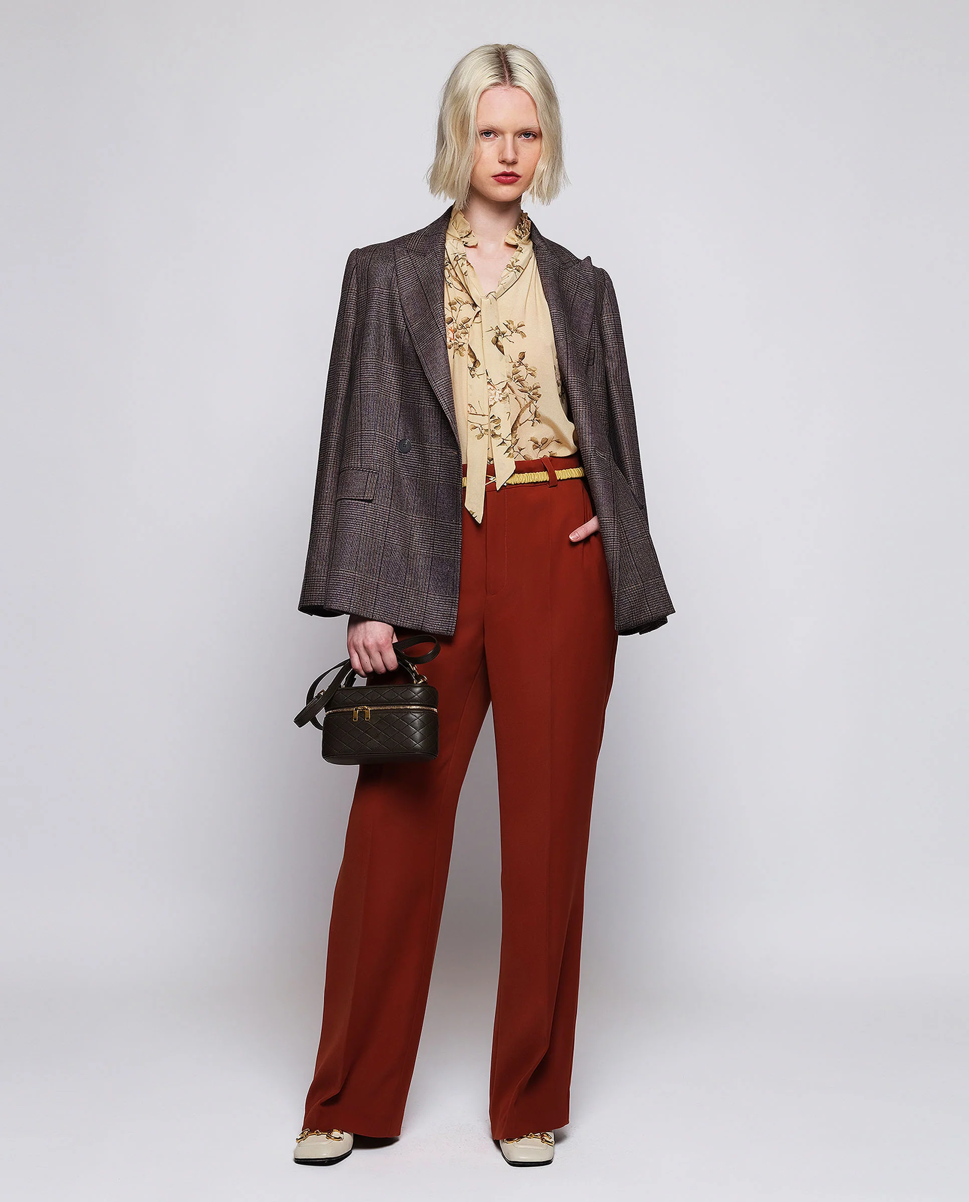 Pantalón de traje fluido marrón caramelo - Image 3
