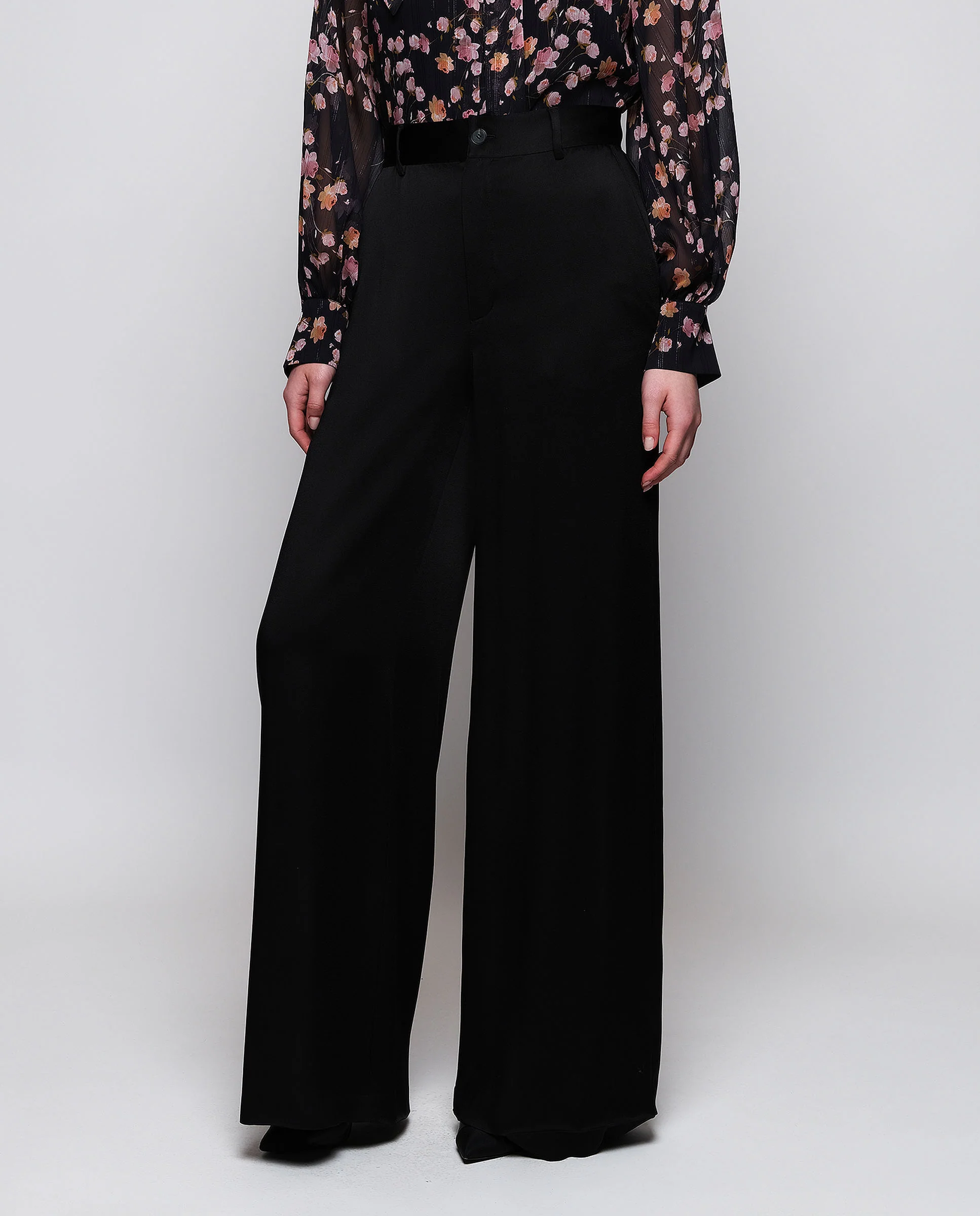 Pantalón de traje negro en satén