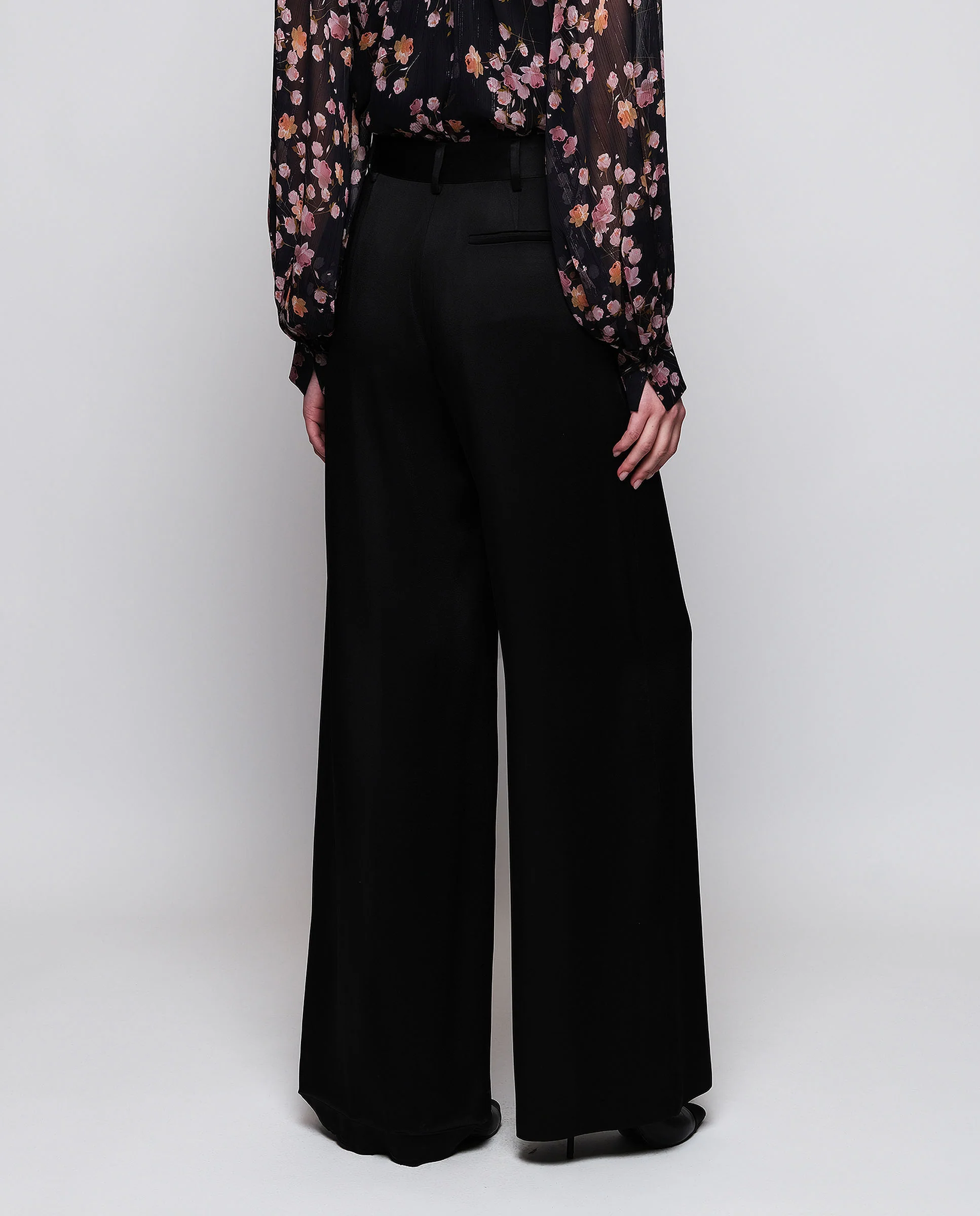Pantalón de traje negro en satén - Image 2