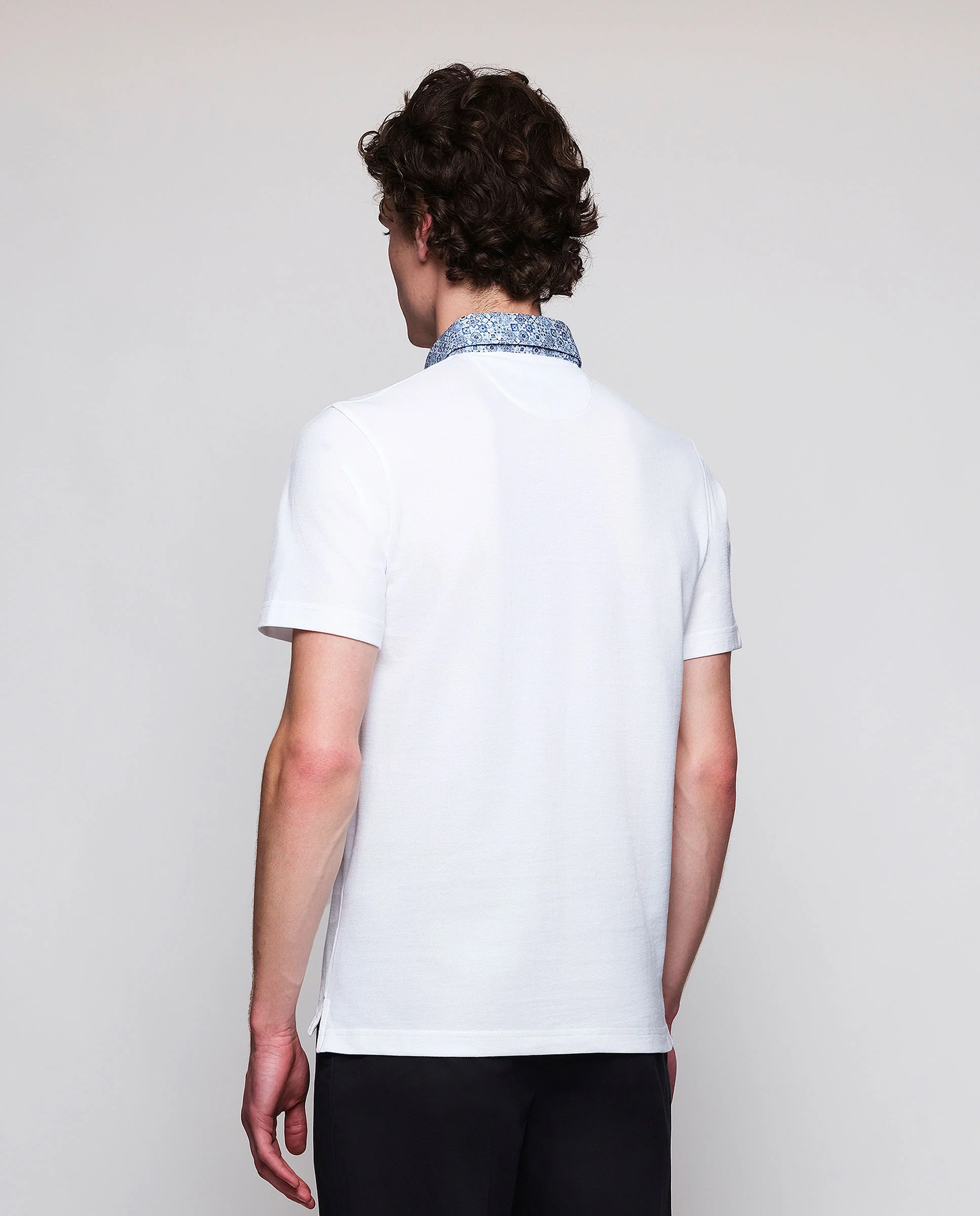 Polo blanco de piqué cuello camisero floral - Image 3