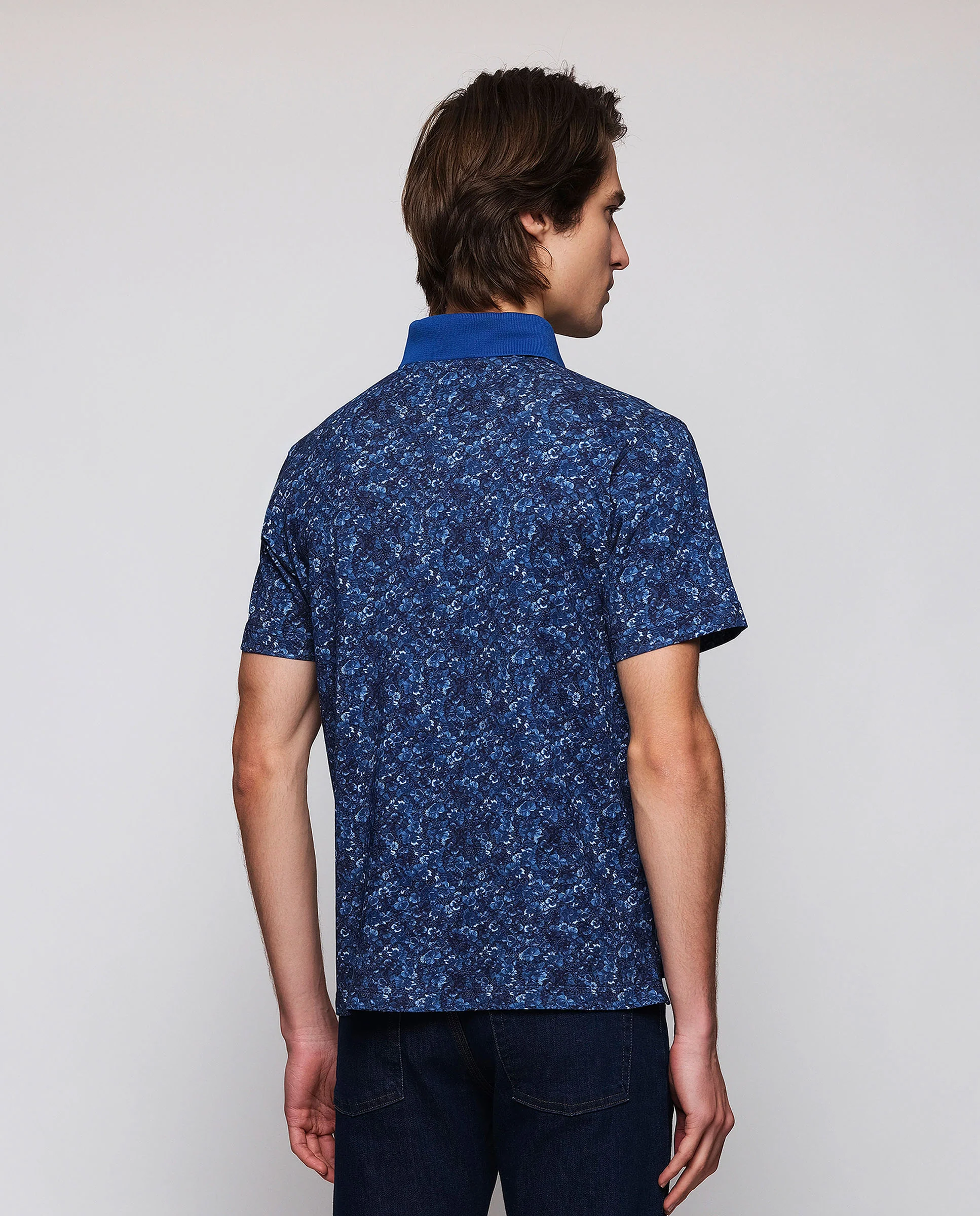 Polo de piqué estampado floral en tonos azules - Image 3