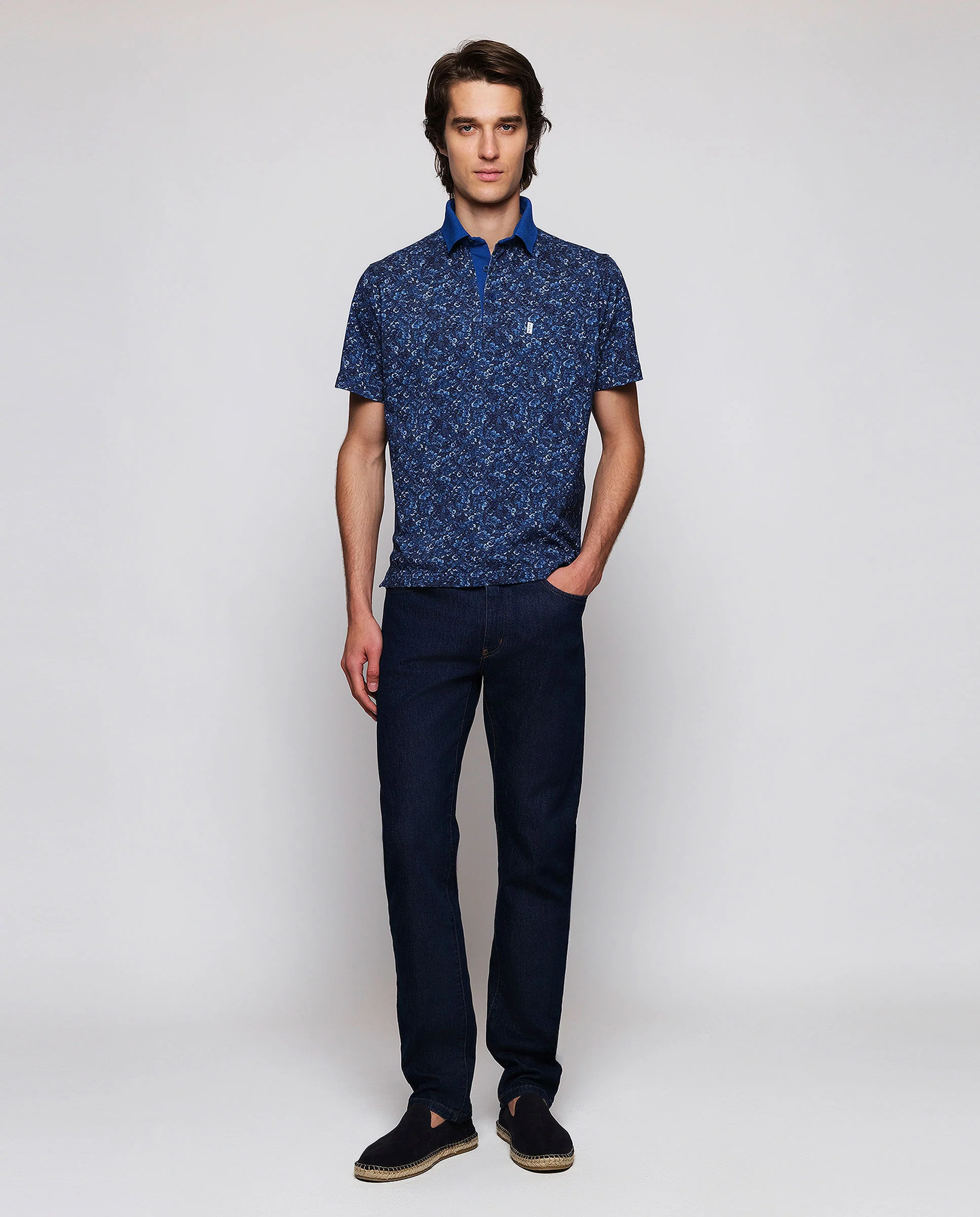 Polo de piqué estampado floral en tonos azules - Image 4